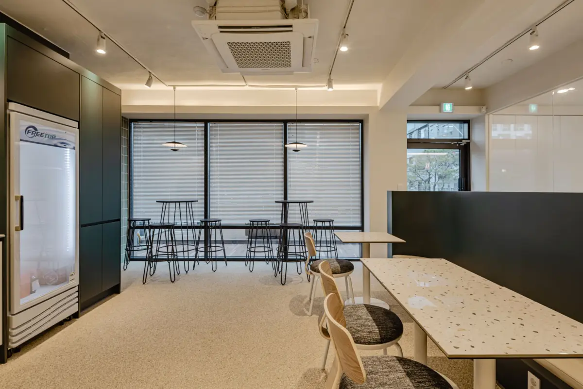 창가 바 좌석이 있는 모던 오피스 브레이크 라운지